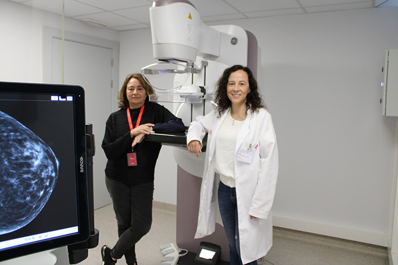 Las doctoras Julia Camps y Lucía Graña con el mamógrafo del hospital Ribera Polusa