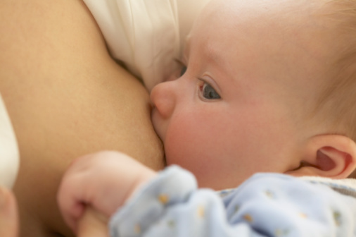 Imagen de una madre amamantando a su hijo