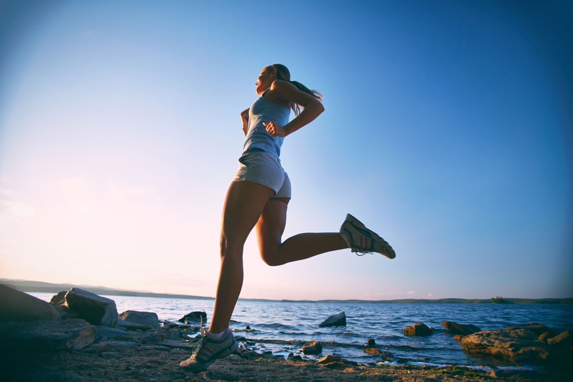 Mujer entrenando en la playa