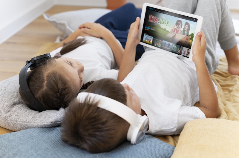 Niños viendo dibujos en una tablet