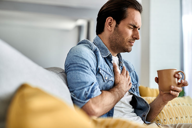 hombre con dolor en el pecho, infarto