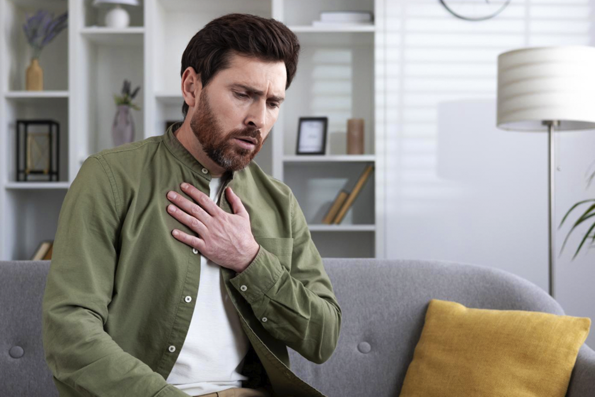 • Síntomas comunes de la pericarditis como el dolor torácico