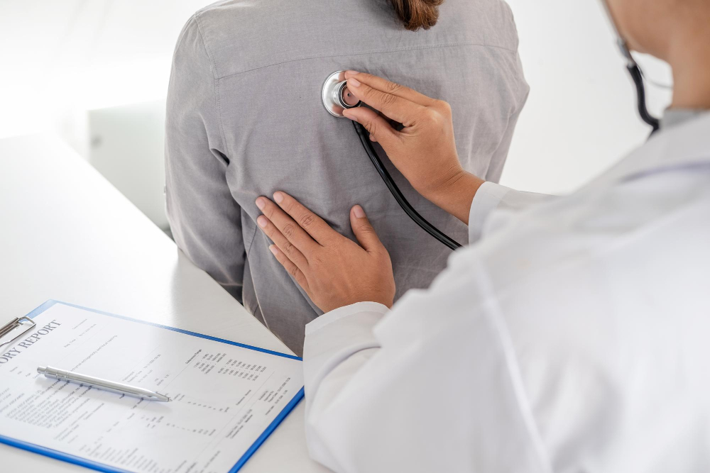 Cardiólogo realizando una prueba de esfuerzo a un paciente con angina de pecho
