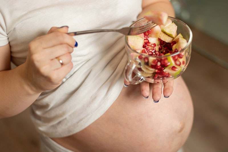 Embarazada siguiendo una alimentación saludable supervisada por nutricionista