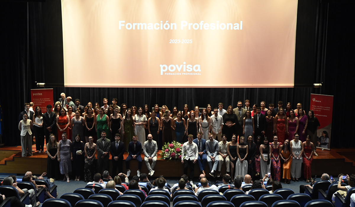 Fotografía de los alumnos en el escenario graduación de cepovisa