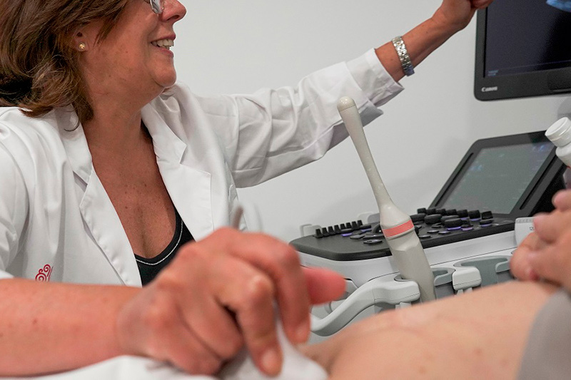 La doctora Muñoz Jaramillo, con una paciente