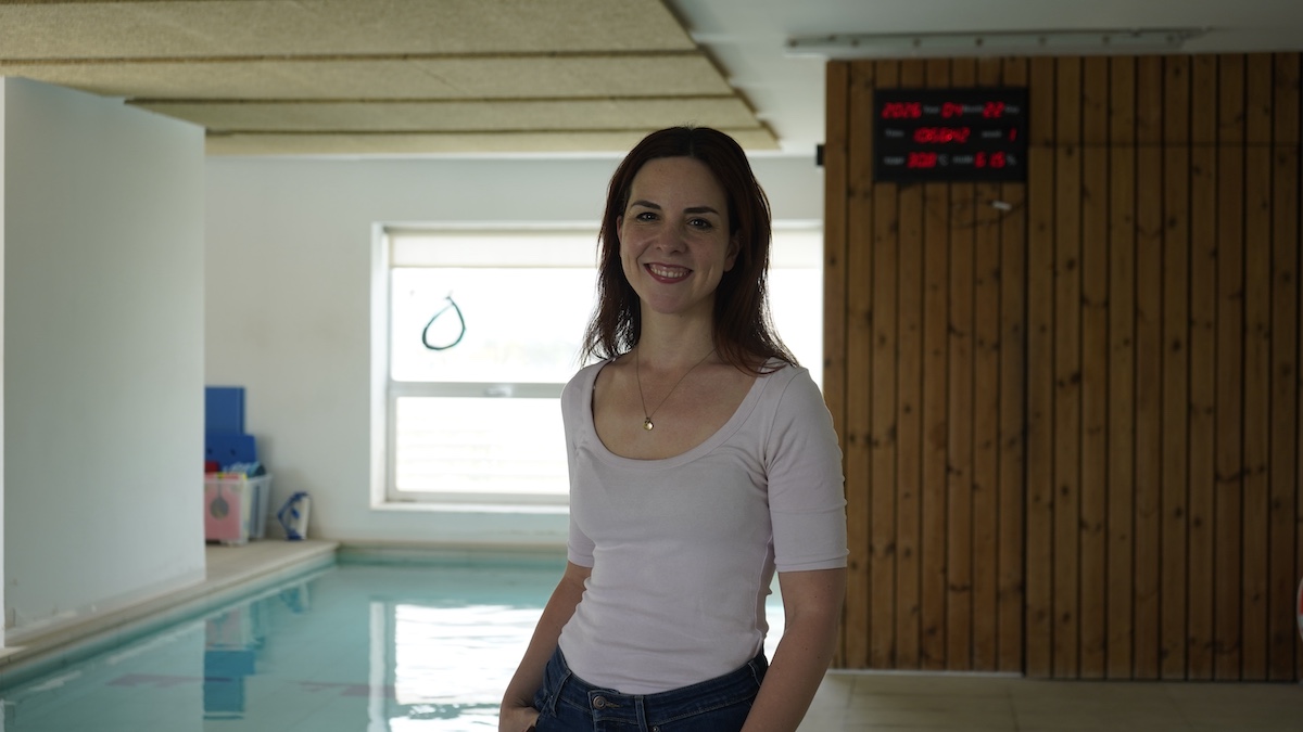 Elena Pajuelo, en la piscina de Ribera Imske, donde imparte un curso de natación para embarazadas