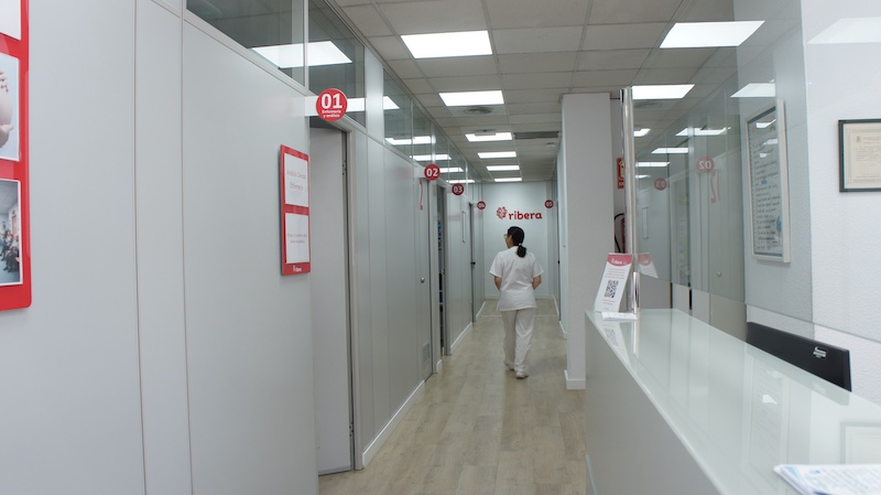 Profesional en el pasillo de consultas de Ribera Pasarela