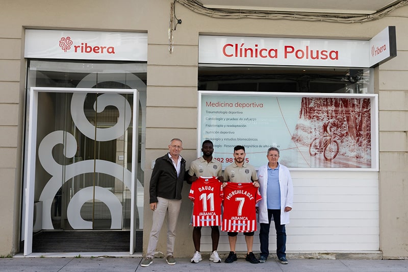Mo Dauda y Tornike Morchiladze, jugadores del CD Lugo, visitan la nueva clínica