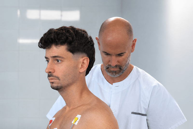 Revisión médica deportiva de Toni Abad con el doctor Calvache2