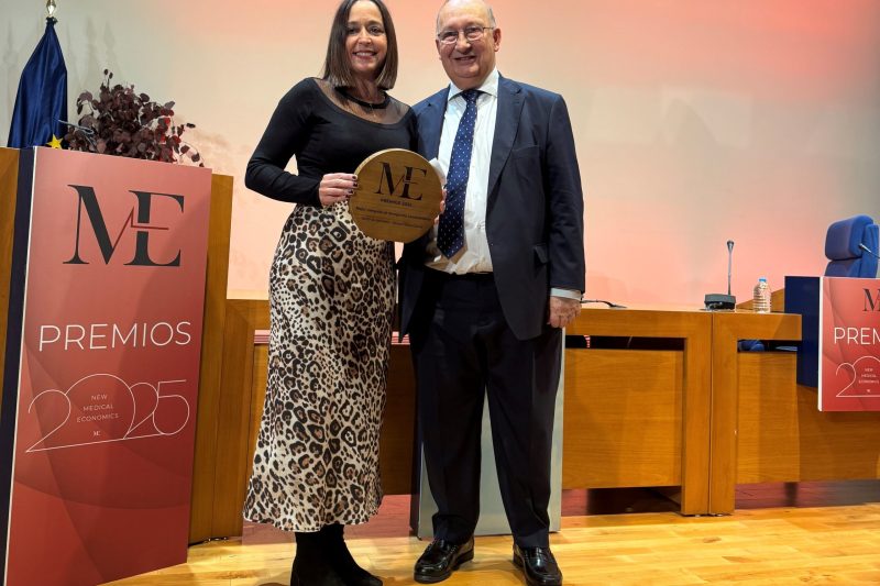 251113 Premios NME, Sentir la camiseta 1-Angélica Alarcón y José M. Martínez2