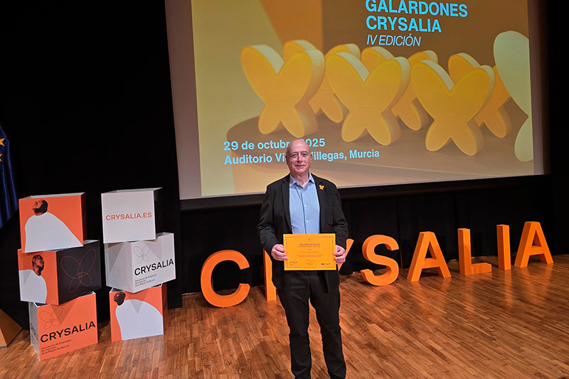 Pedro Hernández, gerente de Ribera Hospital de Molina, con el premio Crysalia
