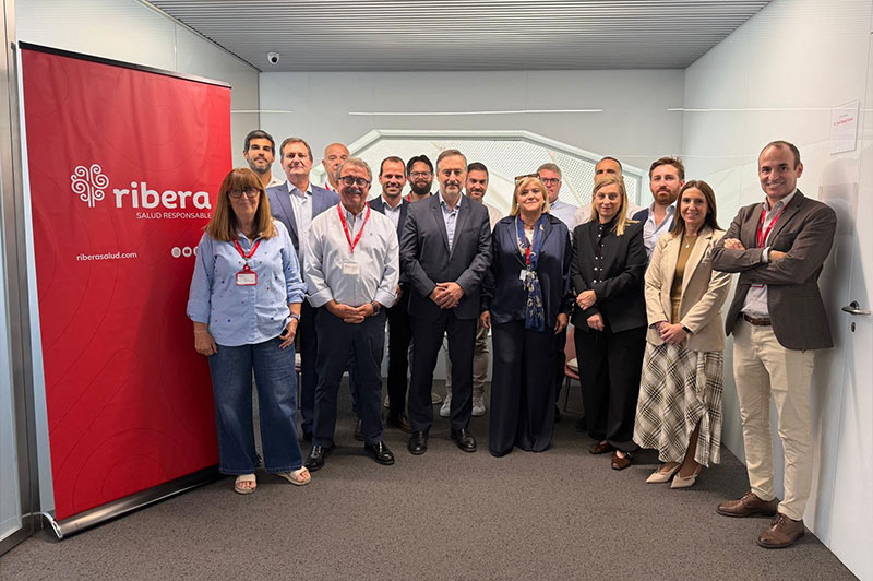 El equipo de Ribera Región de Murcia, con Luis Mesa y Amelia Ávalos en el centro, y el director de Personas de Ribera, Salvador