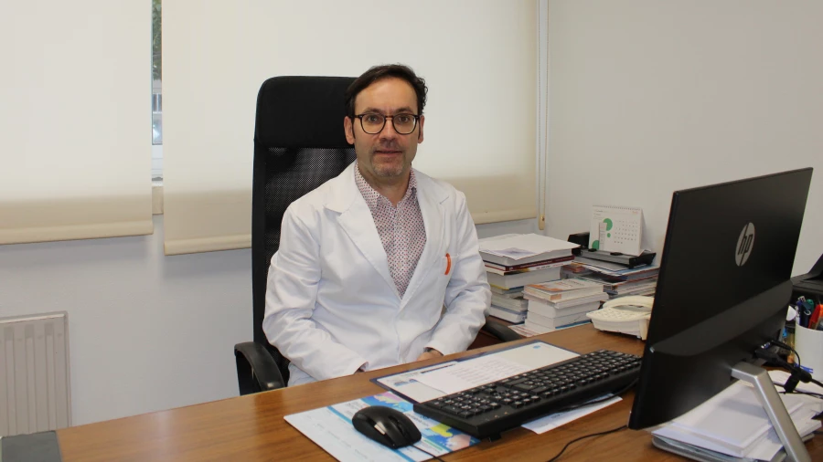 El dermatólogo del Hospital Ribera Juan Cardona, Óscar Suárez.