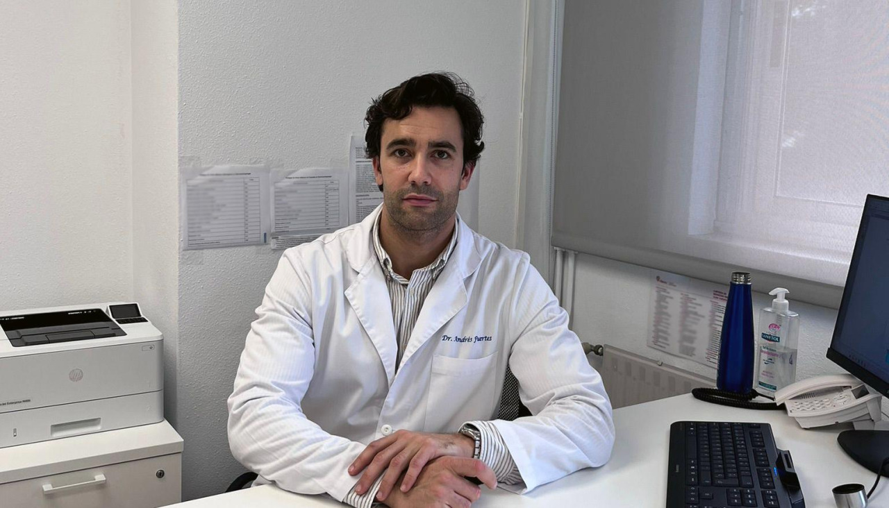 El doctor Andrés Fuertes, otorrino del hospital Ribera Juan Cardona