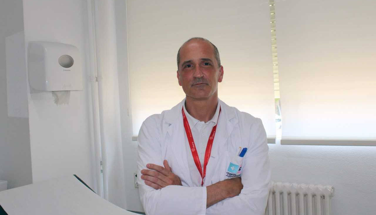 El doctor Ignacio Valenciano, traumatólogo del hospital Ribera Juan Cardona