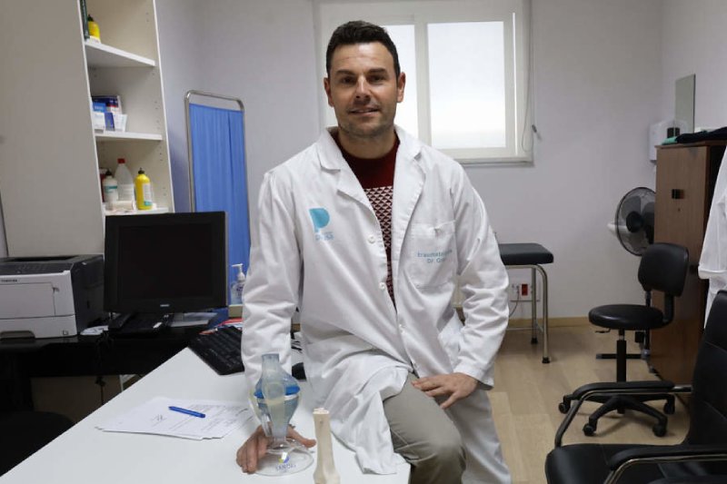 El doctor Grau, especialista en Traumatología