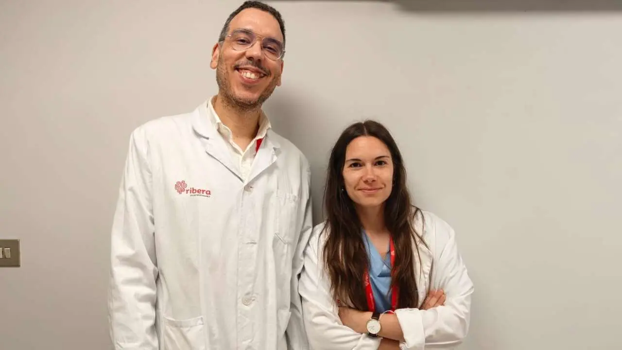 Frank Betances, otorrinolaringólogo, y Lorena Legaspi, logopeda.
