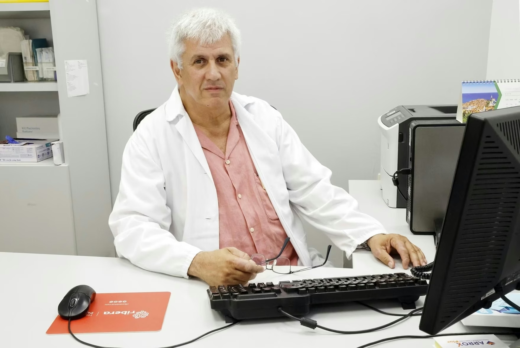 El médico neurólogo José Ramón Lorenzo, vicepresidente de la Sociedad Gallega de Neurología, en uno de los despachos del hospital Povisa