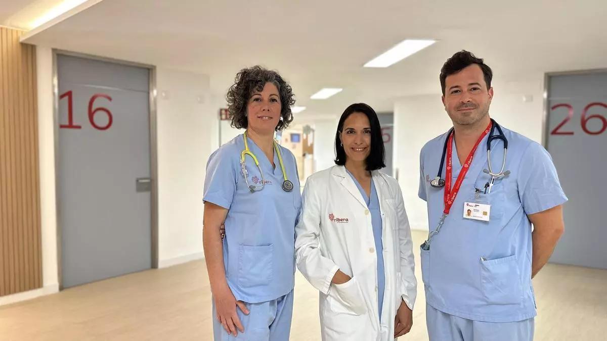 la anestesista de UCI Sonsoles Leal, la internista María Alonso, el neurólogo Santiago Trill