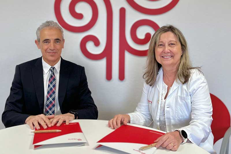 El Doctor Ruibal junto con la directora gerente del hospital, la doctora Ángela Guerra.