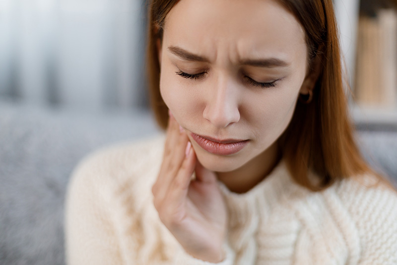 mujer dolor muelas casa