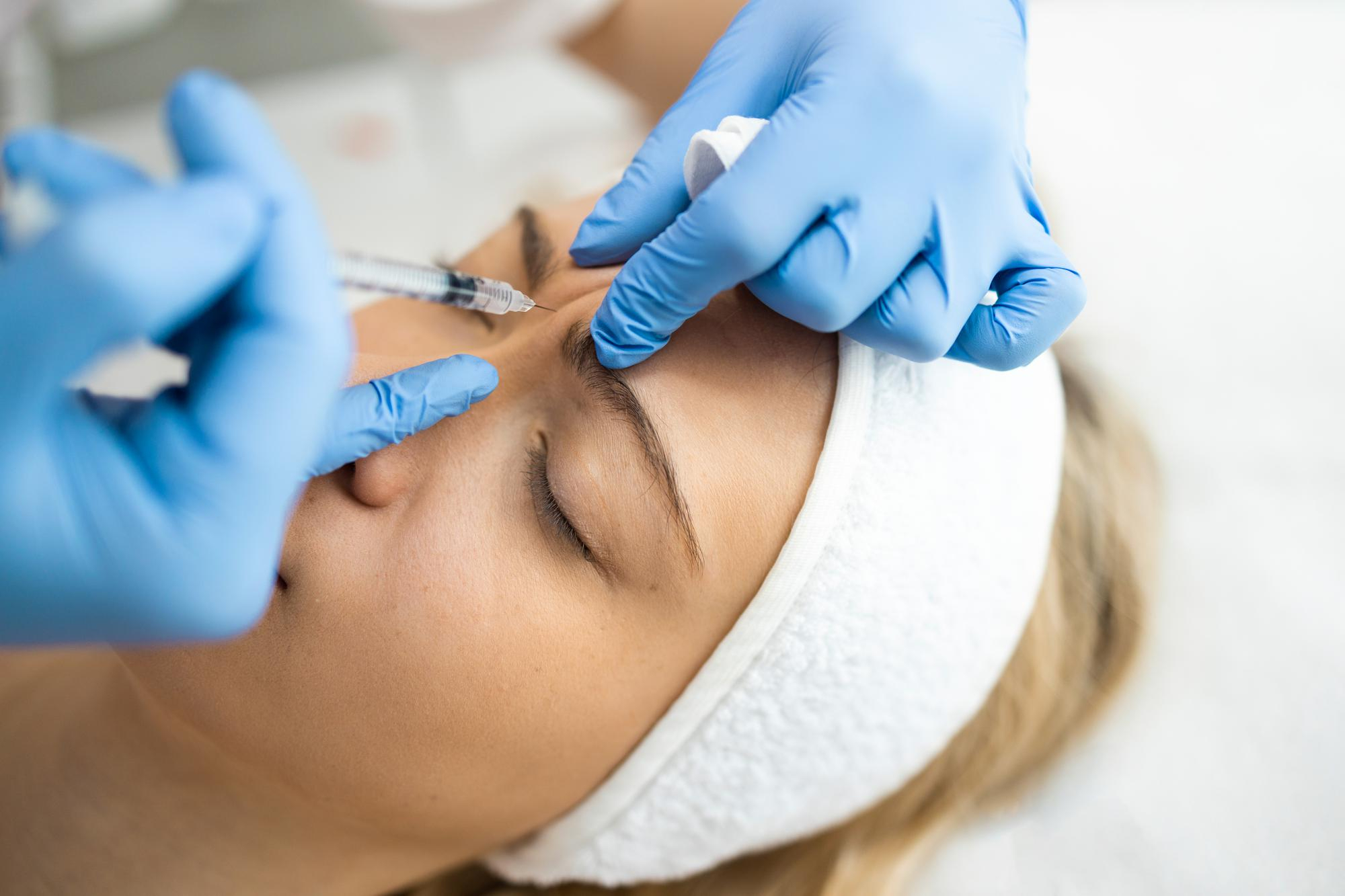 esteticista hace inyecciones de neuromoduladores
