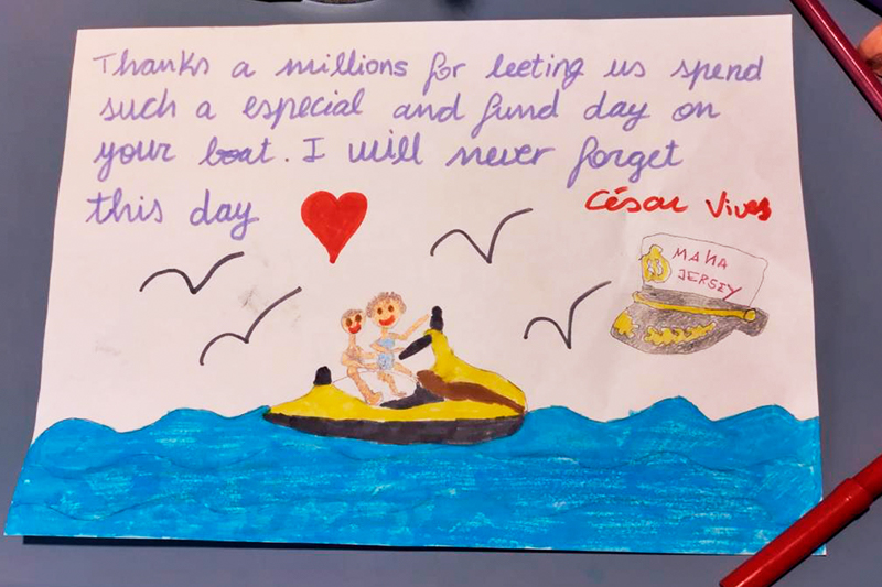 dibujo de un menor con enfermedad crónica en la jornada en el mar