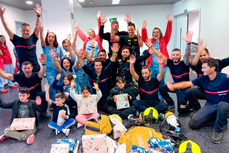 Bomberos traen regalos a los niños ingresados en el Hospital del Vinalopó_