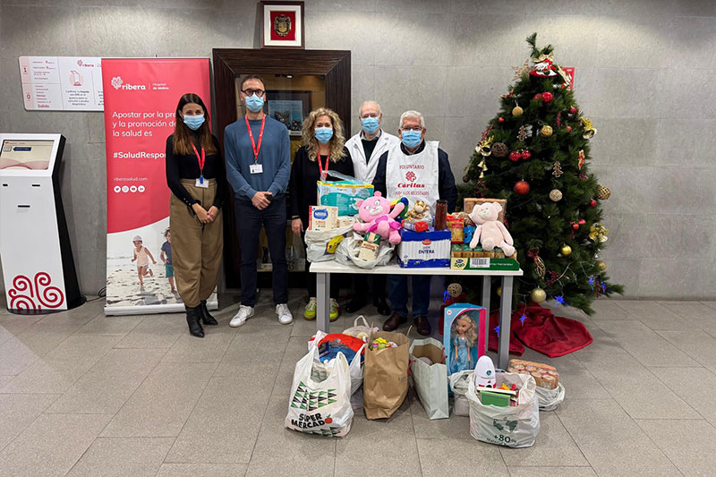● El Hospital Ribera de Molina organizó una recogida solidaria de juguetes y alimentos, en colaboración con Cáritas