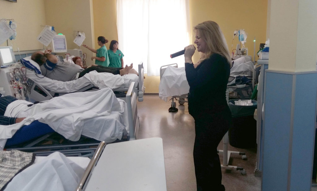 Pacientes y profesionales del Hospital de La Ribera disfrutan de un concierto navideño ofrecido por Músicos por la Salud