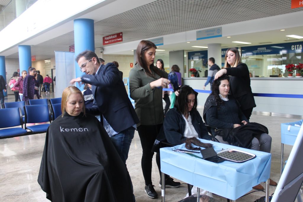 El Hospital de La Ribera recoge cerca de 5 kilos de pelo para hacer pelucas para pacientes oncológicos
