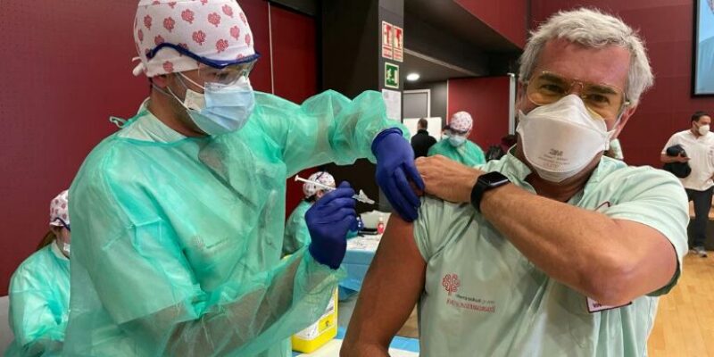 Ribera vacuna en tiempo récord a 3.000 profesionales en los centros que gestiona en la Comunidad Valenciana
