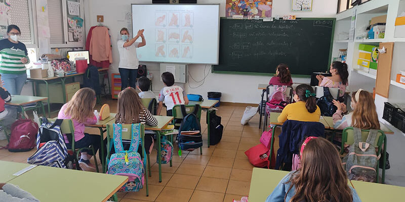 El Hospital Ribera Almendralejo enseña a los niños cómo hacer una correcta higiene de manos con un cómic