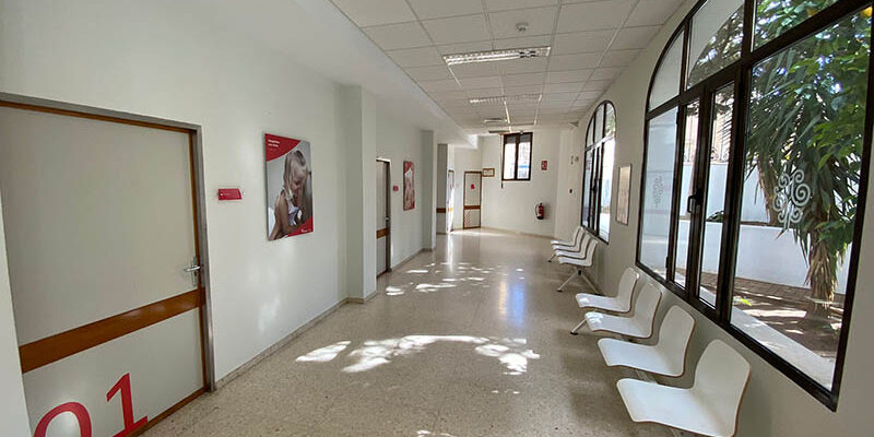 El Hospital Ribera Almendralejo remodela la recepción y las salas de espera y habilita cinco consultas externas