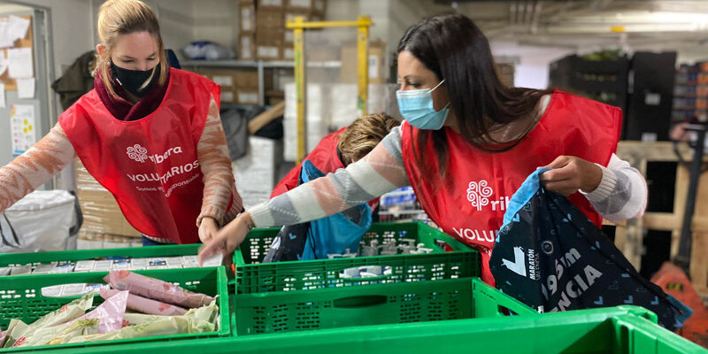 El grupo Ribera dona 35.000 kilos de productos básicos y organiza el primer voluntariado corporativo multicéntrico