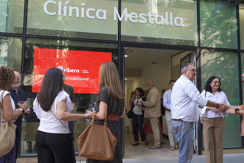 Exterior de la clínica Ribera Mestalla en la jornada de puertas abiertas