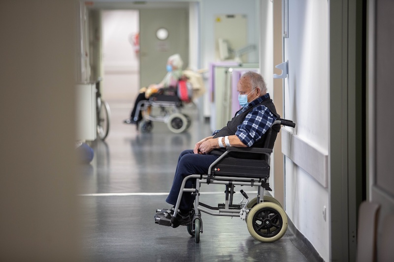 Dos personas mayores esperan en un hospital Ribera