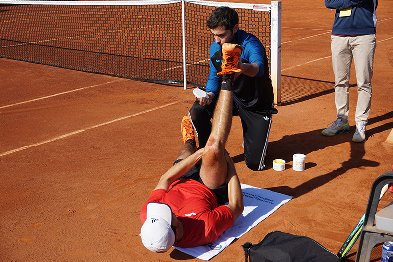 Un fisioterapeuta de Ribera IMSKE atiende a un deportista en torneo internacional de tenis