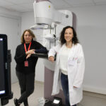 Las doctoras Julia Camps, jefa del área de la mama de Ribera y Lucía Graña con el mamógrafo del hospital Ribera Polusa