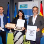 Premios_Marketing Asturias Sentir la camiseta-Alicia Labrada, con dos miembros del Club de marketing y el premio