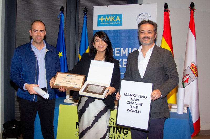 Premios_Marketing Asturias Sentir la camiseta-Alicia Labrada, con dos miembros del Club de marketing y el premio