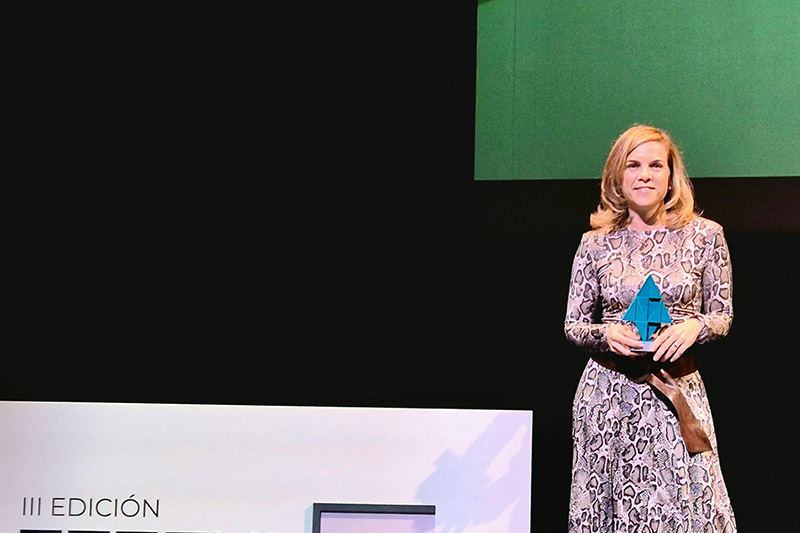 Mireia Ladios, Project Manager de Futurs, con el premio Ennova Health