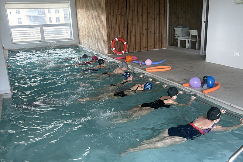 El agua como aliada durante el embarazo: moverse, respirar y relajarse, guiada por una especialista