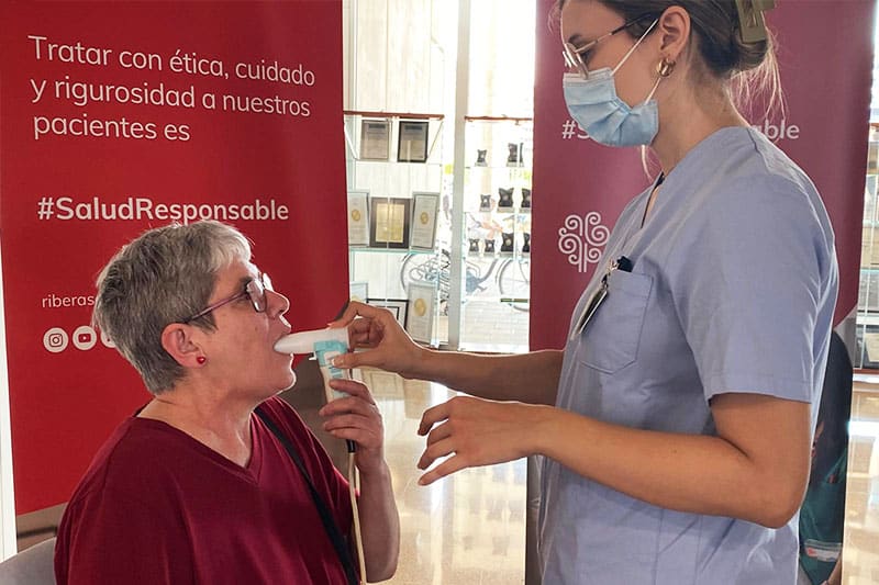 Neumología-Una enfermera hace una prueba a una paciente