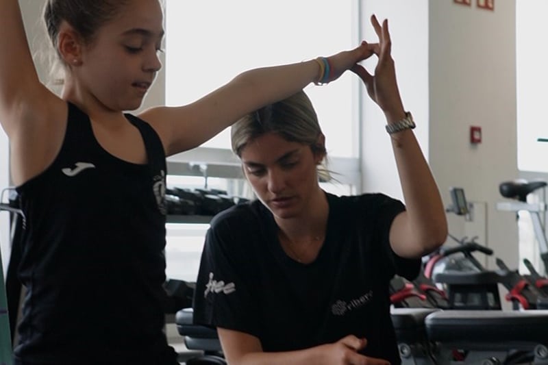 2-Gimnasta y readaptadora trabajan juntas en Ribera Imske