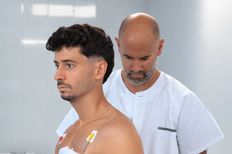 Revisión médica deportiva de Toni Abad con el doctor Calvache