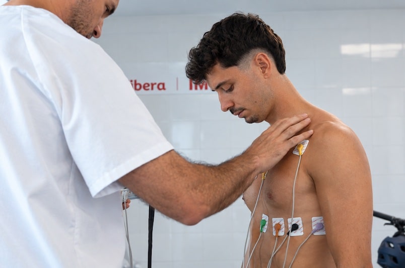 Revisión médica deportiva de Toni Abad con el doctor Calvache
